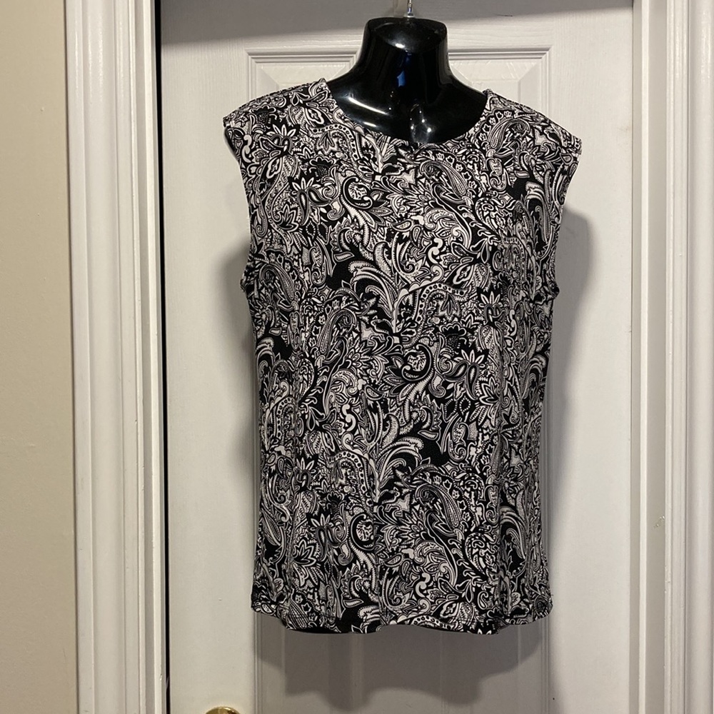carré noir - Black & White Paisley Print Round Neck Sleeveless Blouse - Sz S